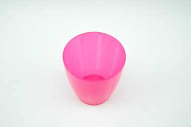 Beyaz arka plan üzerinde pembe plastik kupa