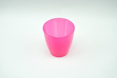 Beyaz arka plan üzerinde pembe plastik kupa