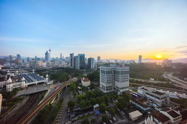 Sonnenaufgang an der Skyline von Kuala Lumpur lizenzfreie Stockfotos