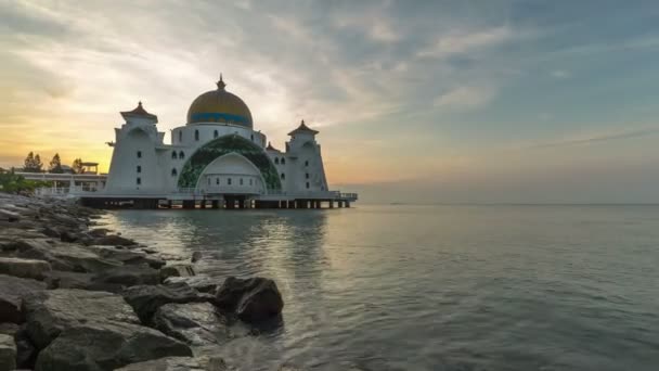 Idő telik el. Napfelkelte a lebegő mecset, a szoroson Malacca. — Stock videók