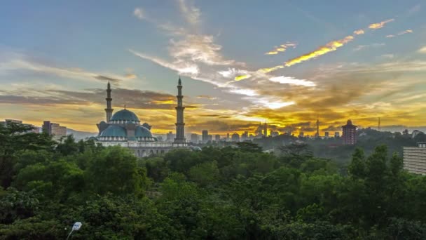 Temps écoulé. Lever de soleil à la mosquée fédérale, Kuala Lumpur avec silhouette Kuala Lumpur horizon de la ville. Panoramique — Video