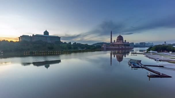 Időközű 4 k napfelkelte a Putra mecset, Putrajaya — Stock videók
