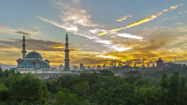 Time-lapse. Zonsopgang op federale moskee, Kuala Lumpur met silhouet de skyline van de stad van Kuala Lumpur. — Stockvideo