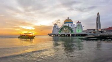 Zaman atlamalı. Camii, Malacca Boğazı yüzen, günbatımı.