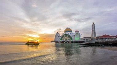 Zaman atlamalı. Camii, Malacca Boğazı yüzen, günbatımı.