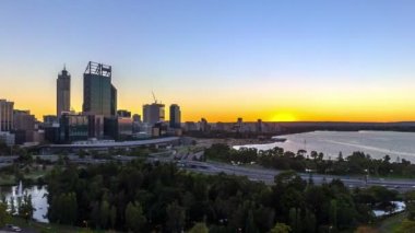 Hızlandırılmış Hdfootage güzel dramatik gündoğumu, Perth City, Avustralya Zoom ile geçerli zaman. Kings Park ve Botanik Bahçesi alınan. Ufuk çizgisi üzerinden açık güneşin doğuşunu gösterilen.