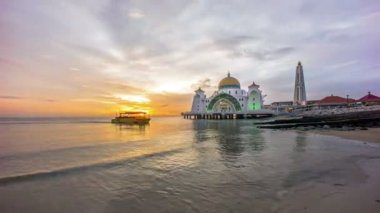 Zaman atlamalı. Camii, Malacca Boğazı yüzen, günbatımı.
