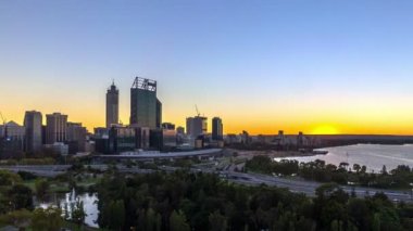 Zaman atlamalı Hdfootage güzel dramatik gündoğumu, Perth City, Avustralya kaydırma etkisi ile. Kings Park ve Botanik Bahçesi alınan. Ufuk çizgisi üzerinden açık güneşin doğuşunu gösterilen.