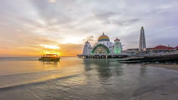 Zeitraffer. Sonnenuntergang an der schwimmenden Moschee, Meerenge von Malakka. — Stockvideo