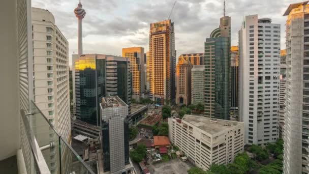 Kuala Lumpur, Malajsie - cca října 2015: krásný den do noci Sunrise scénu přes Kuala Lumpur City. Časová prodleva. Slavný Kuala Lumpur Tower a další budovy v okolí. — Stock video