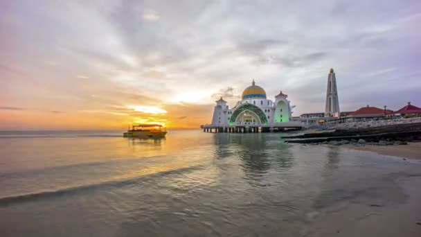 Zeitraffer. Sonnenuntergang an der schwimmenden Moschee, Meerenge von Malakka. — Stockvideo