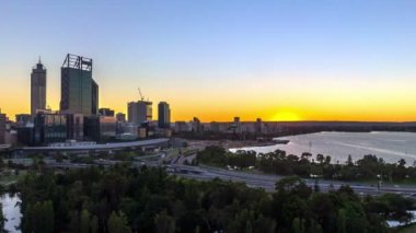 Zaman atlamalı Avustralya'nın güzel dramatik gündoğumu, Perth City, Zoom Out etkisi ile Hdfootage. Kings Park ve Botanik Bahçesi alınan. Ufuk çizgisi üzerinden açık güneşin doğuşunu gösterilen.