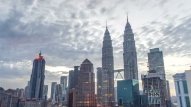 4 k zaman atlamalı dramatik gündoğumu Kuala Lumpur City. Hareket ve renk bulutlar değiştirme. Havadan görünümü.