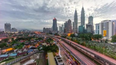 4 k zaman atlamalı dramatik gündoğumu Kuala Lumpur City. Hareket ve renk bulutlar değiştirme. Havadan görünümü.