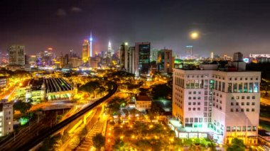 Zaman atlamalı. Gece yükselen moon ile Kuala Lumpur Şehir.