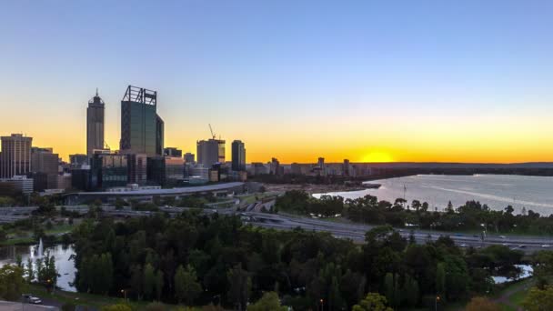 Időközű Hdfootage gyönyörű drámai napkelte a város Perth, Ausztrália. Venni a Kings Park és a botanikus kert. Mutatja a világos napfelkeltét a horizontot. — Stock videók