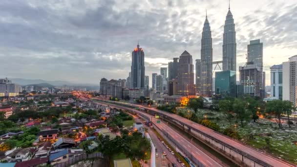 4k time lapse di drammatica alba a Kuala Lumpur città. Spostare e cambiare le nuvole di colore. Vista aerea . — Video Stock