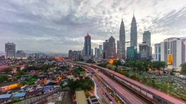 4k Zeitraffer des dramatischen Sonnenaufgangs in Kuala Lumpur. sich bewegende und wechselnde Farbwolken. Luftbild. — Stockvideo
