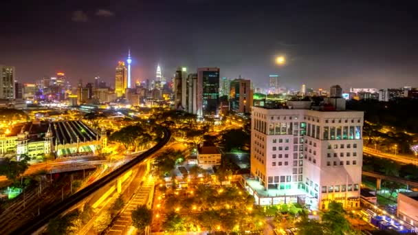 El lapso de tiempo. Kuala Lumpur ciudad por la noche con la salida de la luna . — Vídeo de stock