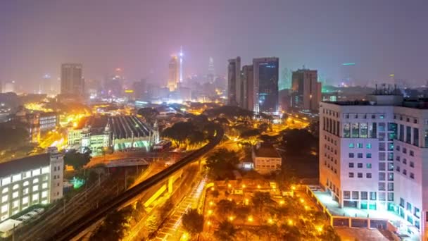 Hazy Kuala Lumpur noapte oraș lumina strada vedere de pe acoperiș. HD time lapse. Pan dreapta — Videoclip de stoc