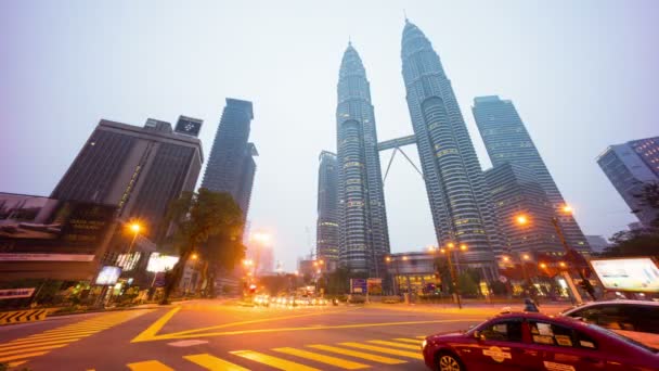 쿠알라룸푸르, 말레이시아-2015 년 10 월 17 일: 접합의 4 k 시간 경과 교통 빛 Suria Klcc 페트로나스 타워에서 하루 밤. 아침 러시 아워 동안 차량 이동 표시. — 비디오