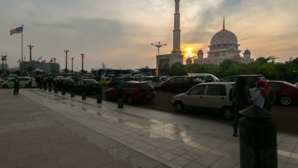 Putrajaya, Maleisië - circa April 2014: zonsondergang op Putra moskee, tonen de bezoekers komen en voorbij. — Stockvideo