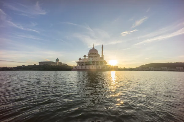 Putra Camii, Putrajaya Malezya güneş doğarken