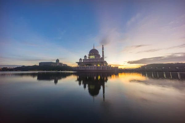 Sonnenaufgang an der Putra-Moschee, putrajaya malaysia Stockbild