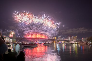 Sydney yeni yıl arifesinde havai fişek göster