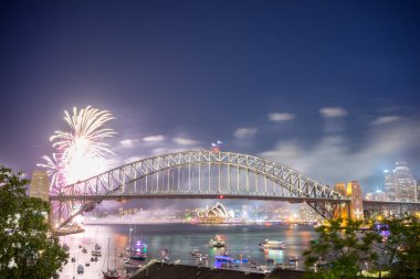 Sydney yeni yıl arifesinde havai fişek göster