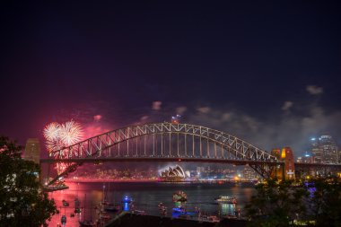 Sydney yeni yıl arifesinde havai fişek göster