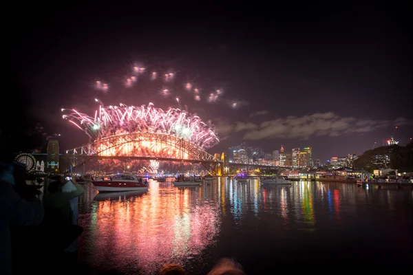 Sydney yeni yıl arifesinde havai fişek göster