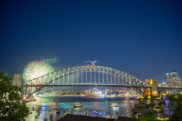 Sydney yeni yıl arifesinde havai fişek göster