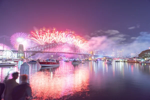 Silvester-Feuerwerk in Sydney lizenzfreie Stockbilder