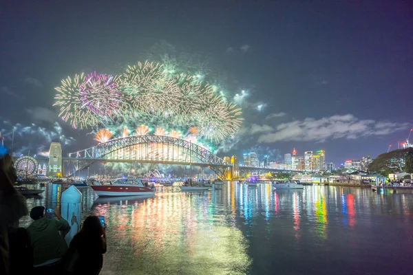 Silvester-Feuerwerk in Sydney lizenzfreie Stockfotos