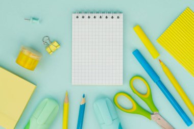 Okul konseptine geri dönelim. Okul ofis malzemeleri fotokopi alanı olan bir masada..