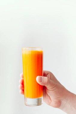 Bir bardak havuç suyu. Beyaz arka planda izole edilmiş cam üzerinde taze meyve suyu.