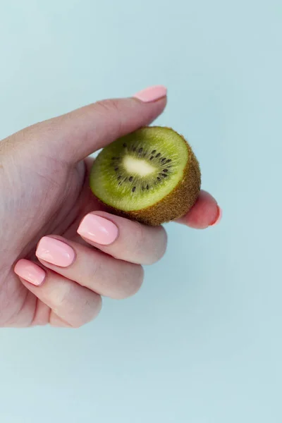 Hand Met Roze Manicure Met Heldere Kiwi Geïsoleerd Een Klassieke — Stockfoto