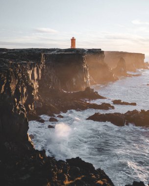 Adanın sonundaki deniz feneri deniz manzaralı.