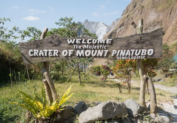 Mount Pinatubo carter lake wejście — Zdjęcie stockowe