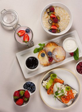 Kahvaltı için güzel bir masa.