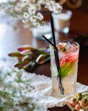 Gül ve buzlu soğuk içecek.