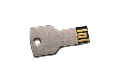 USB flaş bellek beyaz arkaplanda bir anahtar biçiminde