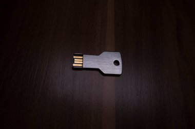 USB flaş bellek ahşap bir masada anahtar şeklinde.