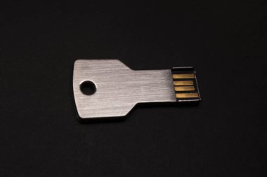 USB flaş bellek, veri korumasını sembolize eden bir anahtar şeklinde. Siyah arkaplan