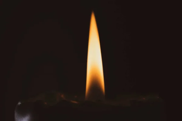 Αναμμένο Κερί Στο Σκοτάδι — Φωτογραφία Αρχείου