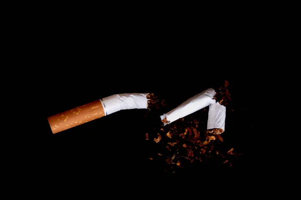 Cigarro Quebrado Várias Partes Fundo Preto — Fotografia de Stock