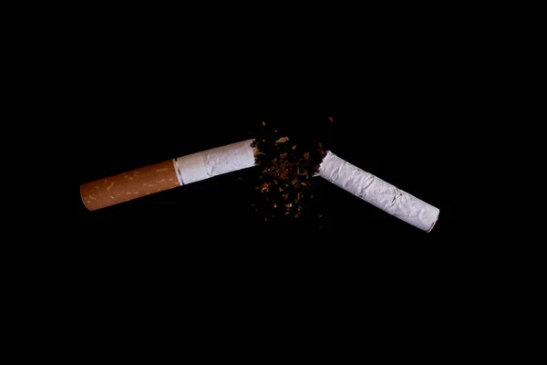 Cigarrillo Roto Sobre Fondo Negro — Foto de Stock