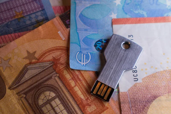 Usb Flaş Bellek Masanın Üzerinde Bir Anahtar Şeklinde Bulanık Euro — Stok fotoğraf