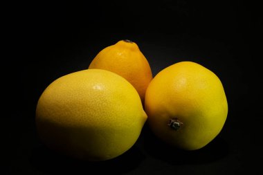 Koyu arkaplanda üç limon